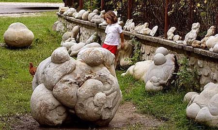ルーマニアにある生きている石