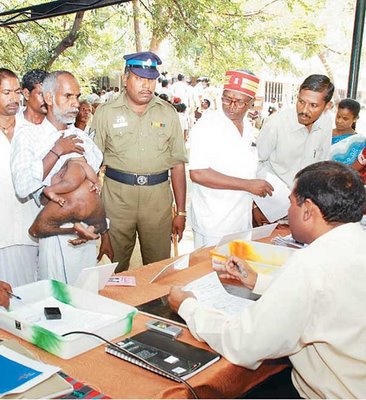 インドの投票所に現れた腹部に手足を持つ男